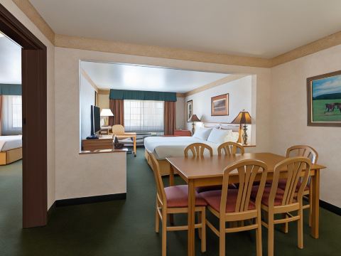 Holiday Inn Express & Suites Raton