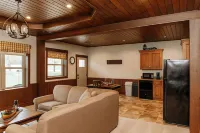 Sojourner's Lodge & Log Cabin Suites Hotel a Baughman Township