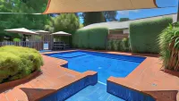 Barrass's John Bright Motor Inn - piscina
