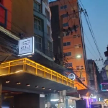 Deco Lux Hotel Hotels near Ratchaprarop Station
