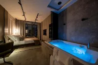 Velvet Rooms & More - Hot Tub