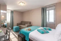 Logis Hotel Restaurant Auberge de La Sélune فنادق في Saint-Laurent-de-Terregatte