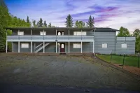 Cozy Caribou Corner in peaceful wooded area, close to airport, trails, Sleeps 7! Hotels near Flattop Mountain