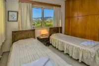 Amazing Pool, Complete Privacy, Amenities and Beach Nearby Hotels in Peyia