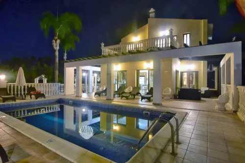 Fabulous Villa in Coral Bay Near Beach, Amenities - Scenic