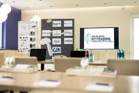 Kristallhotel Fettehenne Отели в г. Леверкузен