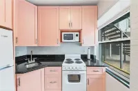 1st floor apt B. 1 mile from waterfront and downtown. Just 2 miles from beach!