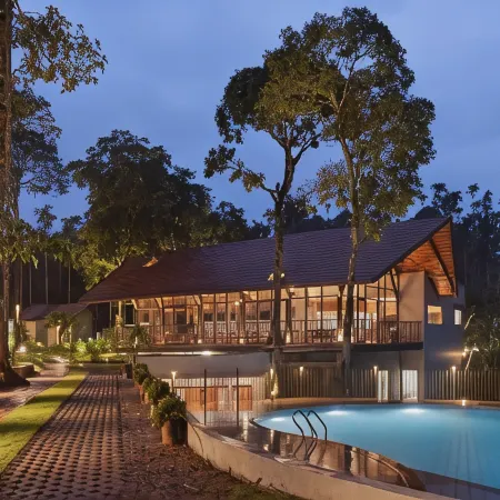 Sterling Lontano Waterfront Wayanad Отели рядом с достопримечательностью «Водопады Соочипара»
