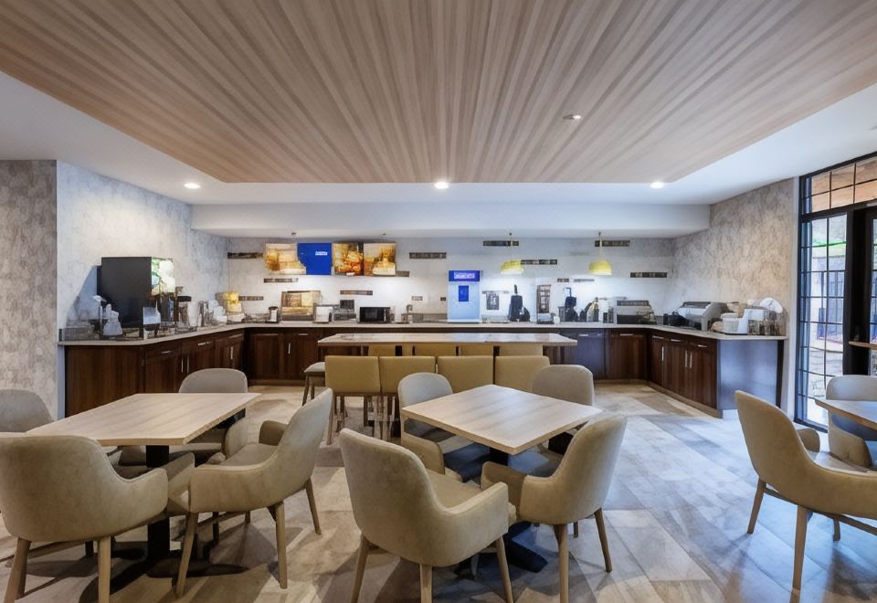 컴포트 스위트 골든 웨스트 온 에버그린 파크웨이 외관