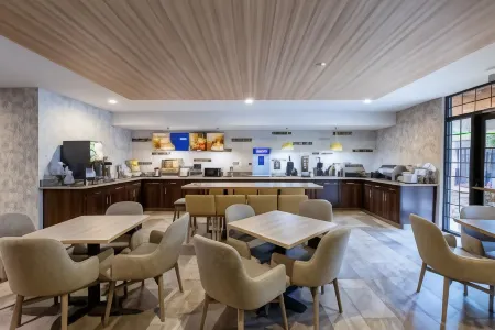 Comfort Suites Golden West on Evergreen Parkway Отели рядом с достопримечательностью «Маунт Голиат Нэчурал Арея»