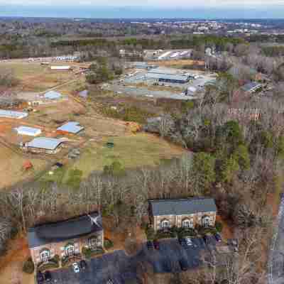 Woodstone Retreat right next to UGA golf course! Others