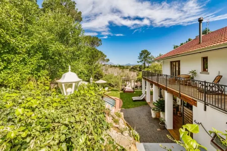 Villa Helderberg Отели рядом с достопримечательностью «Contour Enviro Group»