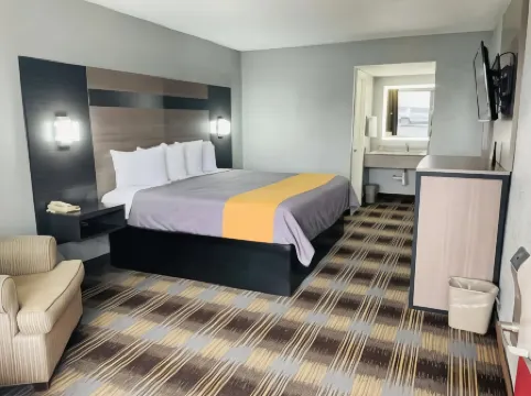 Travelodge by Wyndham Sellersburg / Louisville North