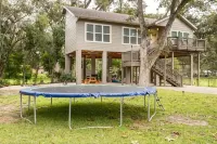 McQueeney Tree-House near lake