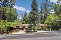 Charming 3-bedroom cabin with AC, WiFi in serene Idyllwild-Pine Cove