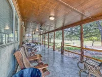 Ringers Lodge   Spacious 6-bedroom house on the River in charming Concan Hotels in Concan