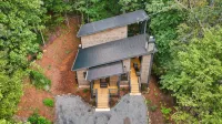 New Luxe Treetop Cabin  Hot tub  Near DT