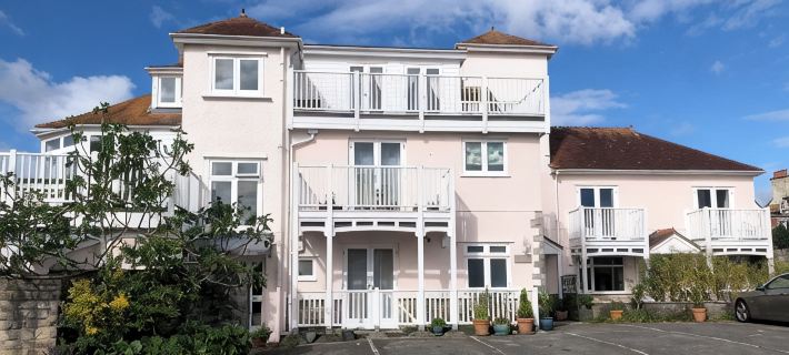 Seaside two bedroom flat with parking opposite path onto beach Hotels in Swanage