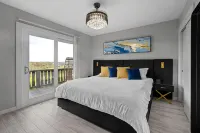 The Beaver Lake Escape - 5 mins to DT Rogers King Beds - Fireplace - Lake Views - balcony