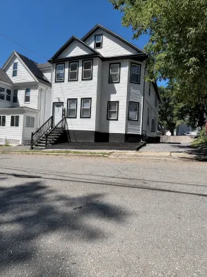 Charming 3-bedroom apartment in superb Schenectady with AC