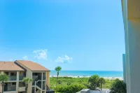 Guy Harvey Resort on Saint Augustine Beach - View biển