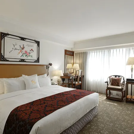 Hotel Sunshine Отели рядом с достопримечательностью «Небоскреб «85 Скайтауэр»»