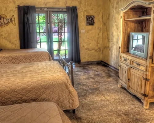 6-bedroom Lodge on 12 acres in Concan, Texas.  Swimming pool & hot tub. Hoteles en Concan