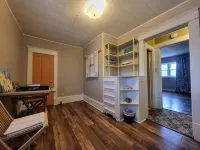 Charmer on 4th · 3Br/2BA · Downtown · Fire Pit · Fenced Yard · Enclosed Porch Hotels in Devils Lake