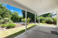 Perfect for Families & Pets, Garage Parking, Stylish Renovation, Sleeps 10 - 4 ดาว