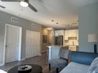 Plush Apartment Near Airport Zoo - Condos