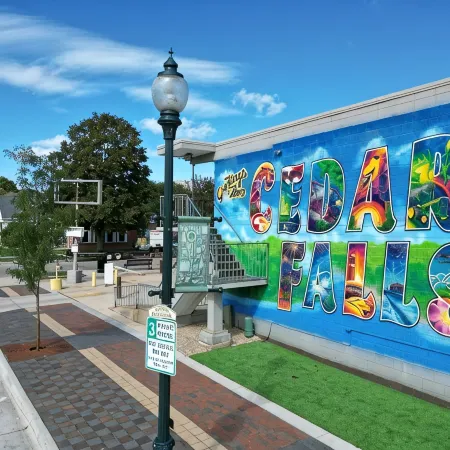 Lindell - Updated Downtown Studio - One Block From Main Street - King Bed!