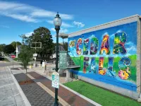 Lindell - Updated Downtown Studio - One Block From Main Street - King Bed!