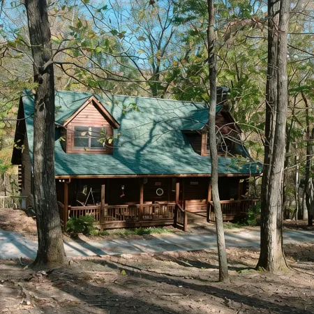 Hidden Honey Hole Cabin: 4 BEDROOM, POOLS, TENNIS/PICKLEBALL, HIKING, LAKE AREA