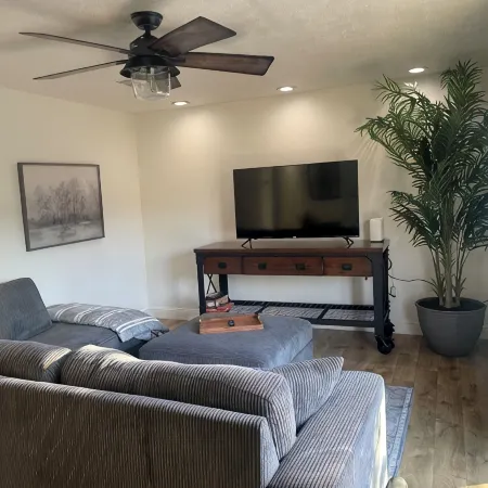 Charming 3-bedroom house with WiFi, AC in Modesto