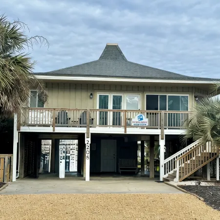"The Beach Bucket" Beautiful Beach House located in Oak Island, NC