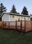 Guest House near Glacier with sunset views