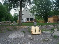 Unique Family Rental on Lake Champlain, NYLife is Good" Hotel di Champlain