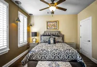 "New" Luxury & Highly furnished upscale w Patio, Garage & fireplace. - 발코니