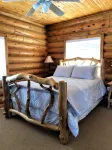 Red Rock Ranch Log Cabin: Large, Fully Furnished, 5 Bdr, sleeps 12, 3 levels