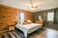 Beautiful Log Cabin Tucked Away on 5 Acres - Alppimaja