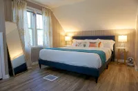 Vibrant Getaway! 2 Baths + Walk in Shower, Great Amenities & Value - Homestays