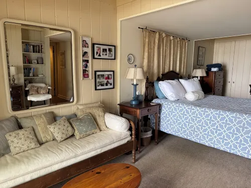 火炬湖畔私家沙灘 • 度假小屋 + 家庭旅館 • 步行可至奧爾登(Private Sandy Beach on Torch Lake • Cottage + Guest House • Walk to Alden)
