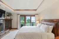 Entire Mansion with Indoor Pool! Perfect for Hosting Groups. on Lake Michigan - 5 звезд