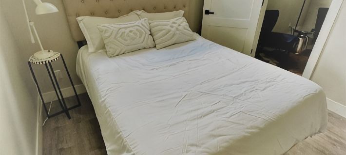 Outlaw Inn Unit 3. MODERN, newly remodeled unit, STEPS from Main Street! オウレイのホテル