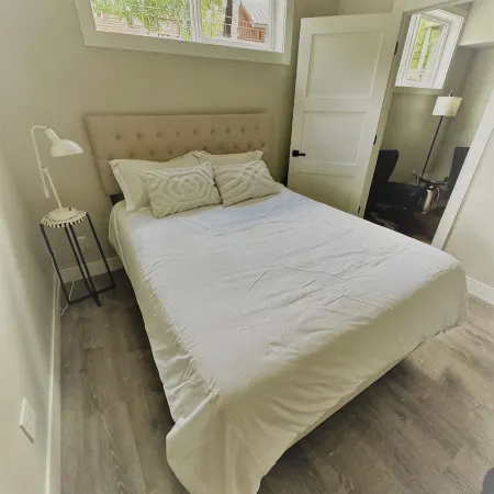 Outlaw Inn Unit 3. MODERN, newly remodeled unit, STEPS from Main Street!