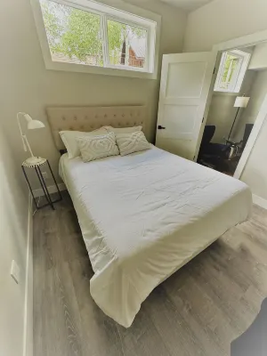 Outlaw Inn Unit 3. MODERN, newly remodeled unit, STEPS from Main Street!