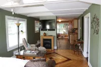 Romantic Escape-Private with Hot tub & Fireplace and Fenced Yard. Sleeps 2 - Bungalows