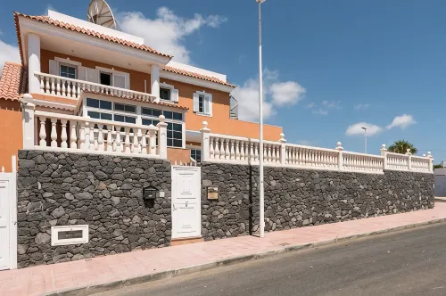 Villa Naranja with private heated pool, sea views