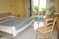 Comfortable home with a beautiful blooming garden and a view of the Atlantic - Uima-altaat