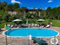 Villa in the green with private pool, garden, wi-fi for families and groups Hotels in Gallicano